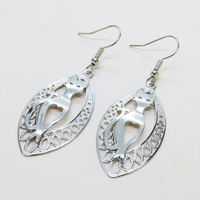 シルバーカラー 猫シルエットとアラベスク調透かし模様のティアドロップを組合せたオリエンタル風ピアス サージカル可