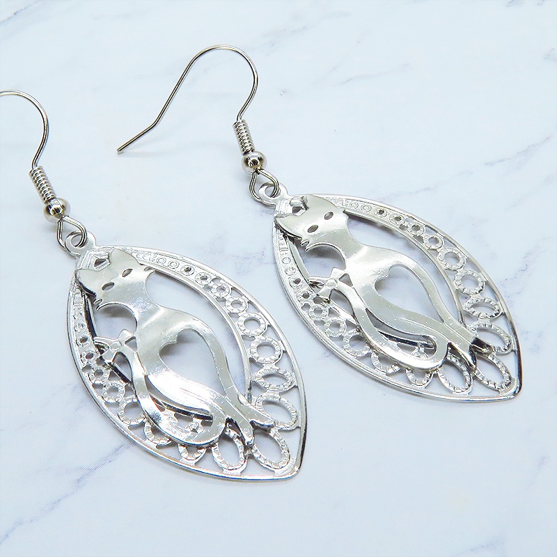 シルバーカラー 猫シルエットとアラベスク調透かし模様のティアドロップを組合せたオリエンタル風ピアス サージカル可