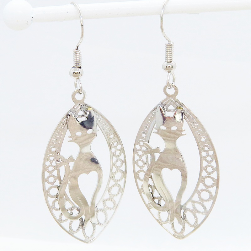 シルバーカラー 猫シルエットとアラベスク調透かし模様のティアドロップを組合せたオリエンタル風ピアス サージカル可
