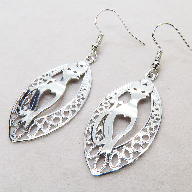 シルバーカラー 猫シルエットとアラベスク調透かし模様のティアドロップを組合せたオリエンタル風ピアス サージカル可