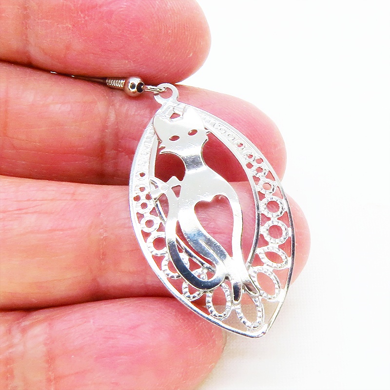 シルバーカラー 猫シルエットとアラベスク調透かし模様のティアドロップを組合せたオリエンタル風ピアス サージカル可