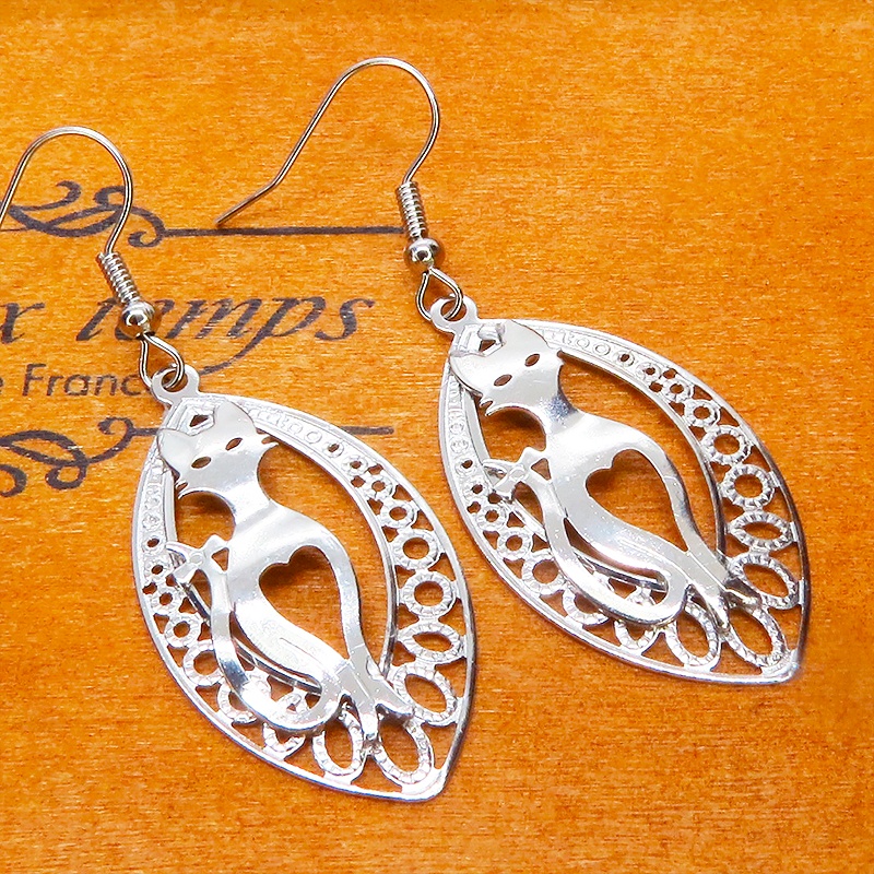 シルバーカラー 猫シルエットとアラベスク調透かし模様のティアドロップを組合せたオリエンタル風ピアス サージカル可
