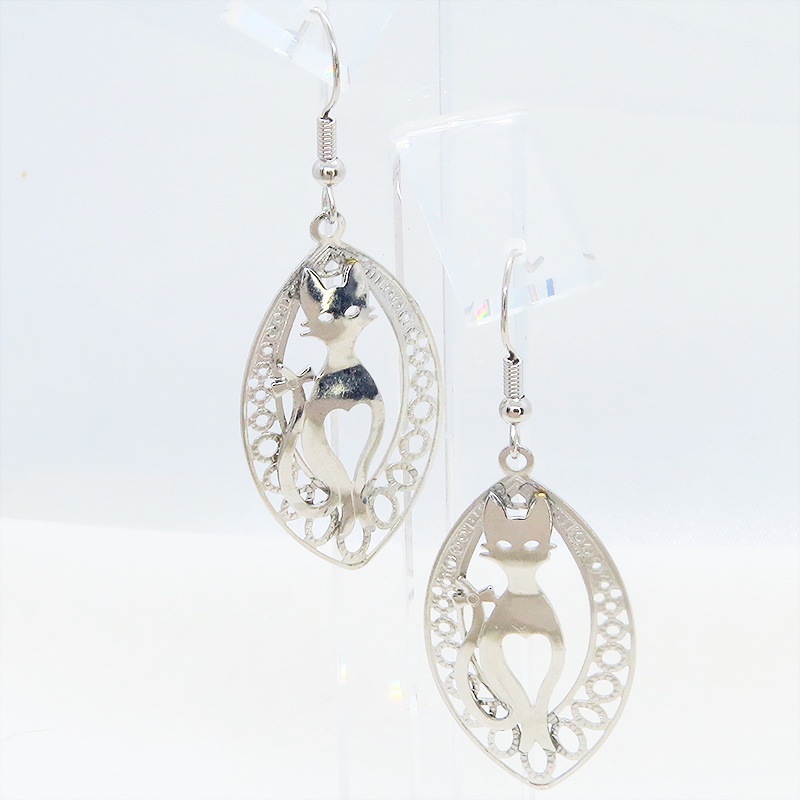 シルバーカラー 猫シルエットとアラベスク調透かし模様のティアドロップを組合せたオリエンタル風ピアス サージカル可