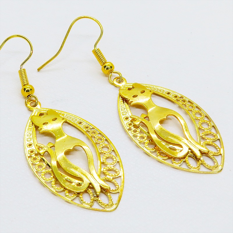 ゴールドカラー 猫シルエットとアラベスク調透かし模様のティアドロップを組合せたオリエンタル風ピアス