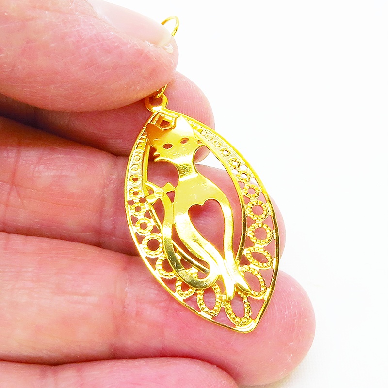 ゴールドカラー 猫シルエットとアラベスク調透かし模様のティアドロップを組合せたオリエンタル風ピアス