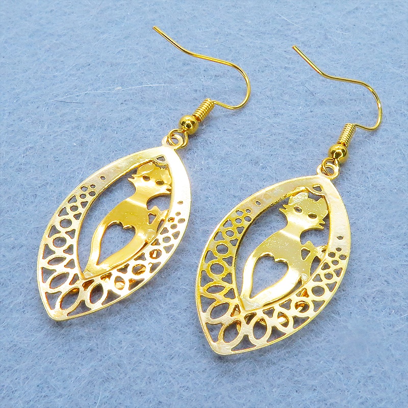 ゴールドカラー 猫シルエットとアラベスク調透かし模様のティアドロップを組合せたオリエンタル風ピアス