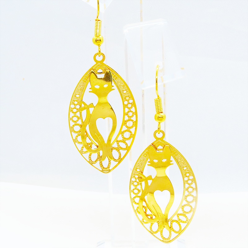 ゴールドカラー 猫シルエットとアラベスク調透かし模様のティアドロップを組合せたオリエンタル風ピアス