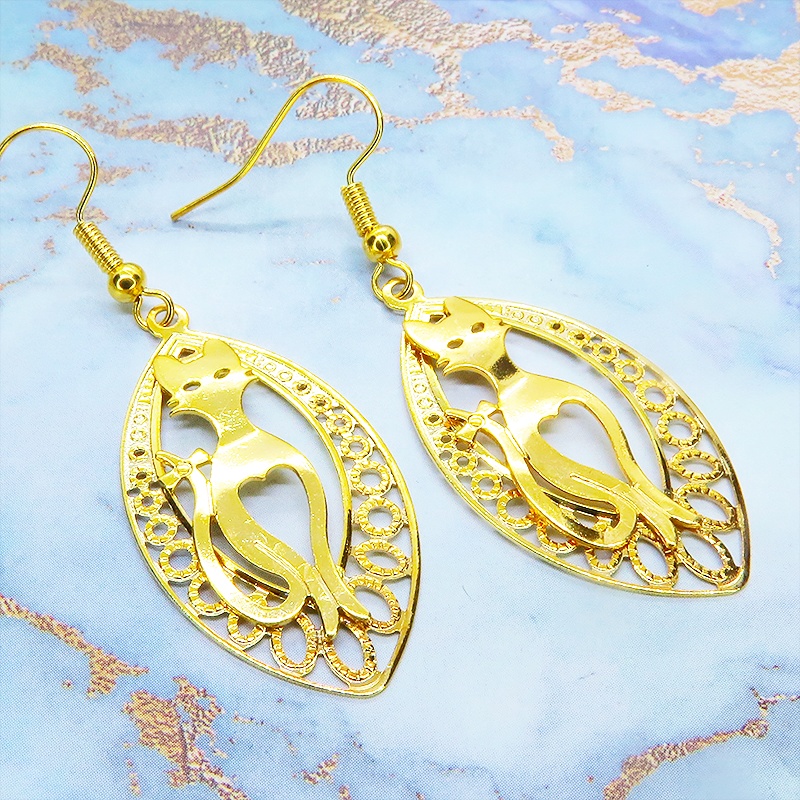 ゴールドカラー 猫シルエットとアラベスク調透かし模様のティアドロップを組合せたオリエンタル風ピアス