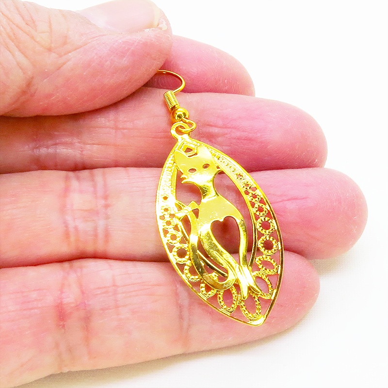 ゴールドカラー 猫シルエットとアラベスク調透かし模様のティアドロップを組合せたオリエンタル風ピアス