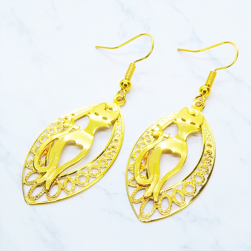 ゴールドカラー 猫シルエットとアラベスク調透かし模様のティアドロップを組合せたオリエンタル風ピアス