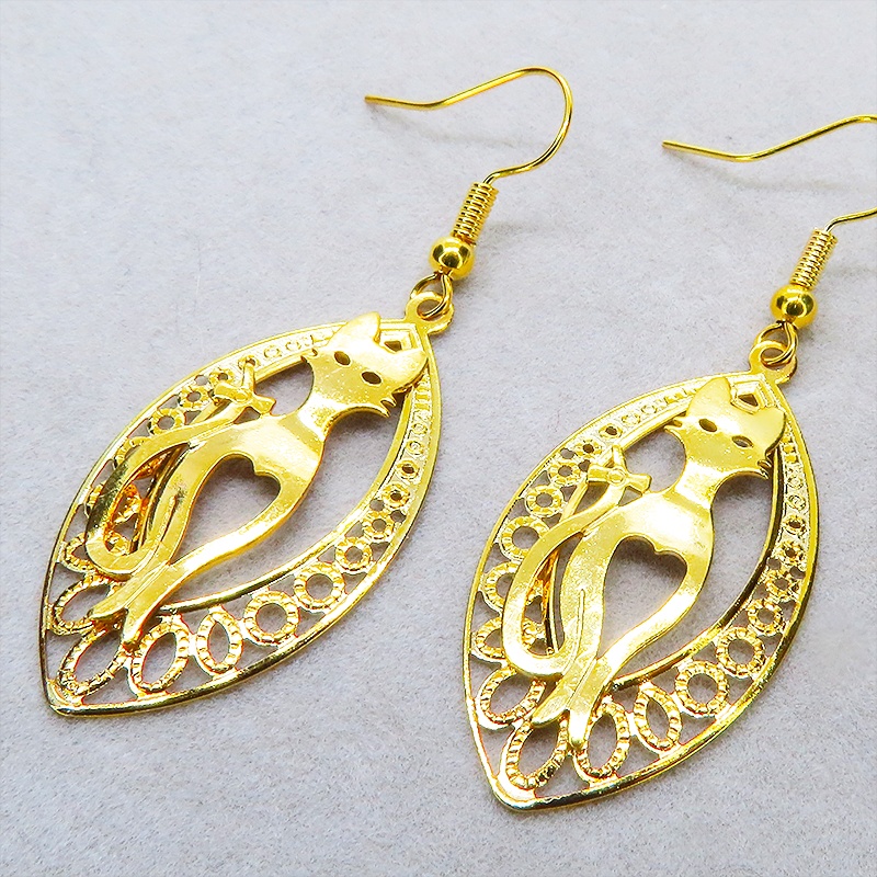 ゴールドカラー 猫シルエットとアラベスク調透かし模様のティアドロップを組合せたオリエンタル風ピアス