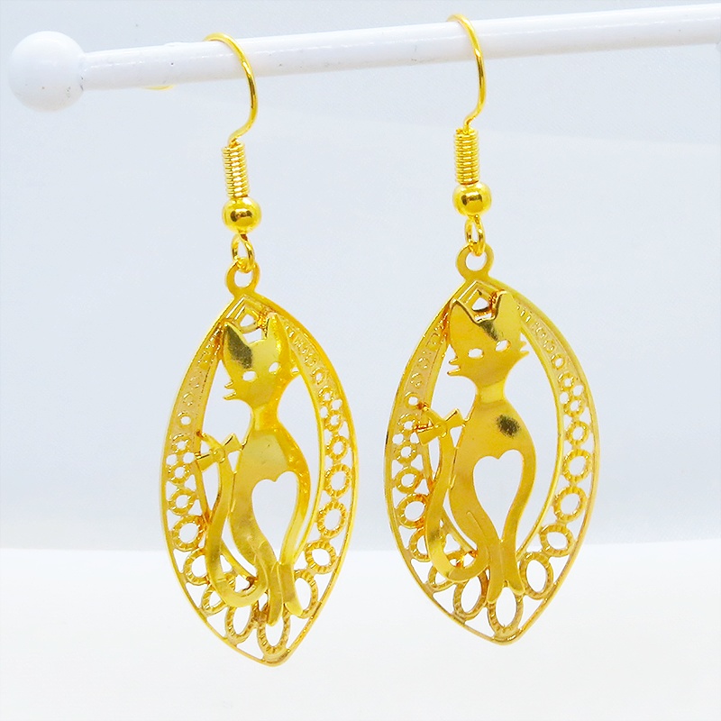 ゴールドカラー 猫シルエットとアラベスク調透かし模様のティアドロップを組合せたオリエンタル風ピアス