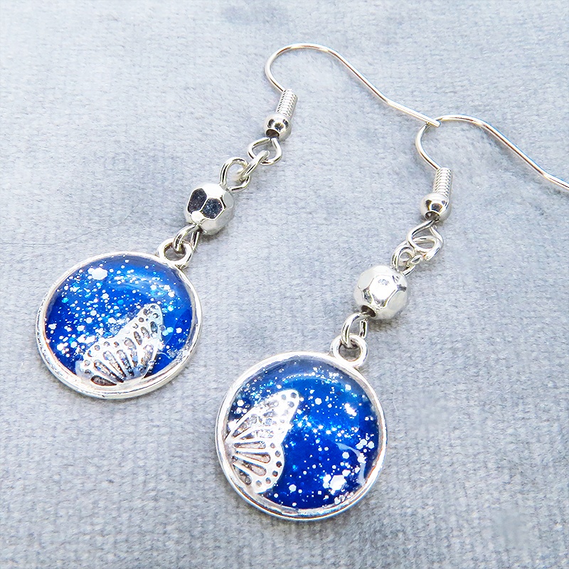 シルバーカラー ブルーレジンで彩色した蝶の羽とメタルビーズのピアス サージカル可