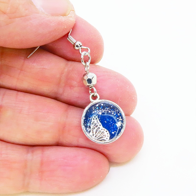 シルバーカラー ブルーレジンで彩色した蝶の羽とメタルビーズのピアス サージカル可