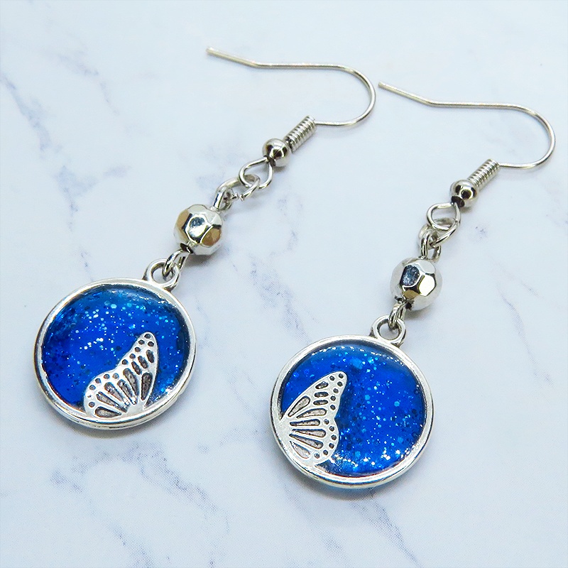 シルバーカラー ブルーレジンで彩色した蝶の羽とメタルビーズのピアス サージカル可