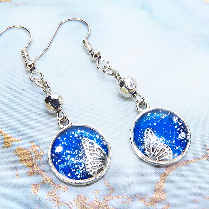 シルバーカラー ブルーレジンで彩色した蝶の羽とメタルビーズのピアス サージカル可