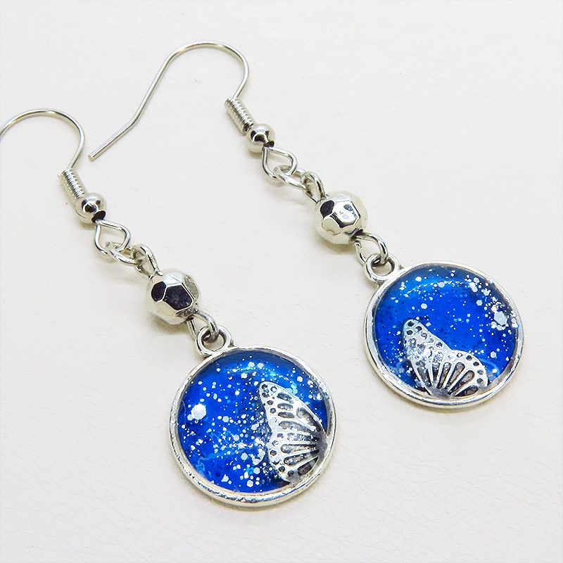 シルバーカラー ブルーレジンで彩色した蝶の羽とメタルビーズのピアス サージカル可