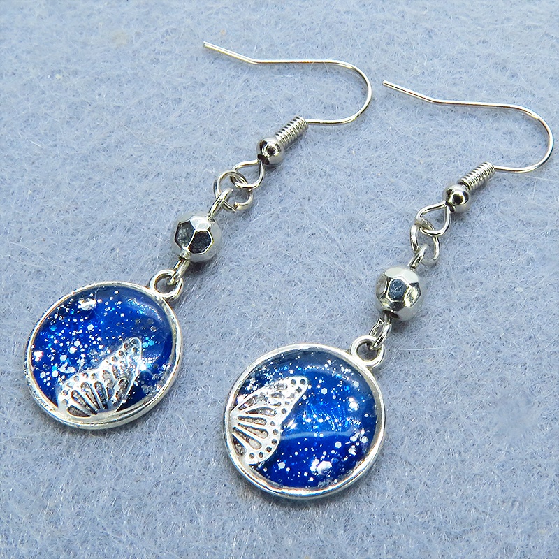 シルバーカラー ブルーレジンで彩色した蝶の羽とメタルビーズのピアス サージカル可