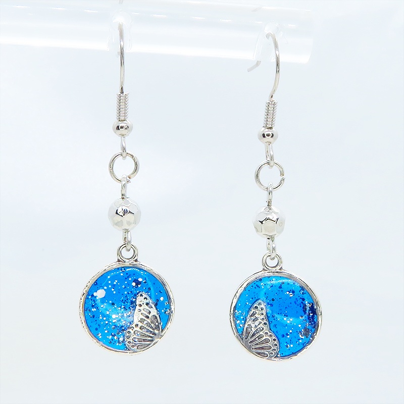 シルバーカラー ブルーレジンで彩色した蝶の羽とメタルビーズのピアス サージカル可