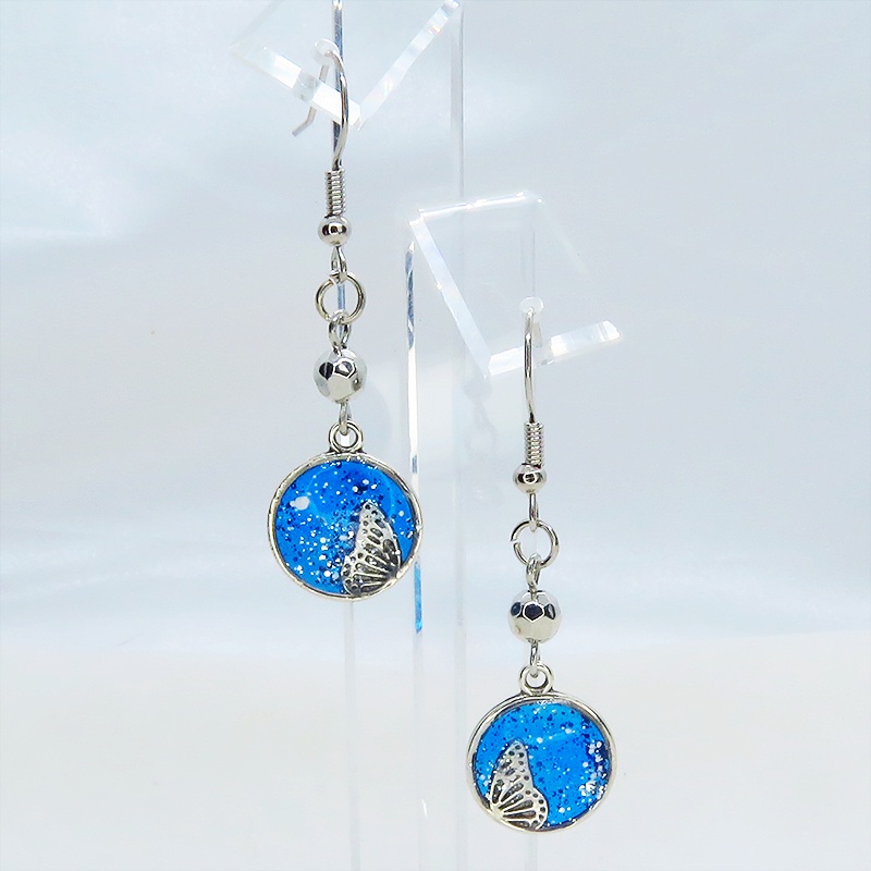 シルバーカラー ブルーレジンで彩色した蝶の羽とメタルビーズのピアス サージカル可