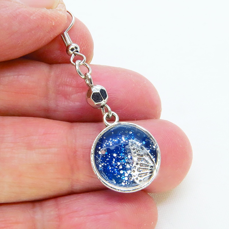 シルバーカラー ブルーレジンで彩色した蝶の羽とメタルビーズのピアス サージカル可