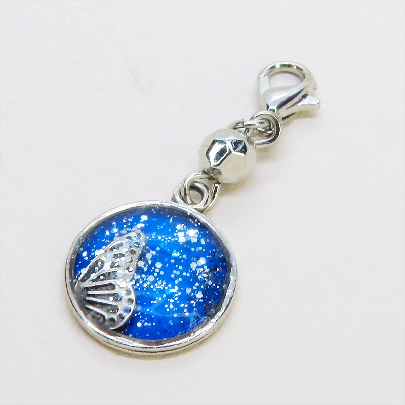 マスク・スマホチャーム ブルーレジンで彩色した蝶の羽と小さな花モチーフのチャーム 金具変更可