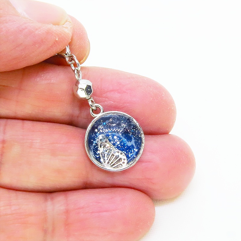 マスク・スマホチャーム ブルーレジンで彩色した蝶の羽と小さな花モチーフのチャーム 金具変更可