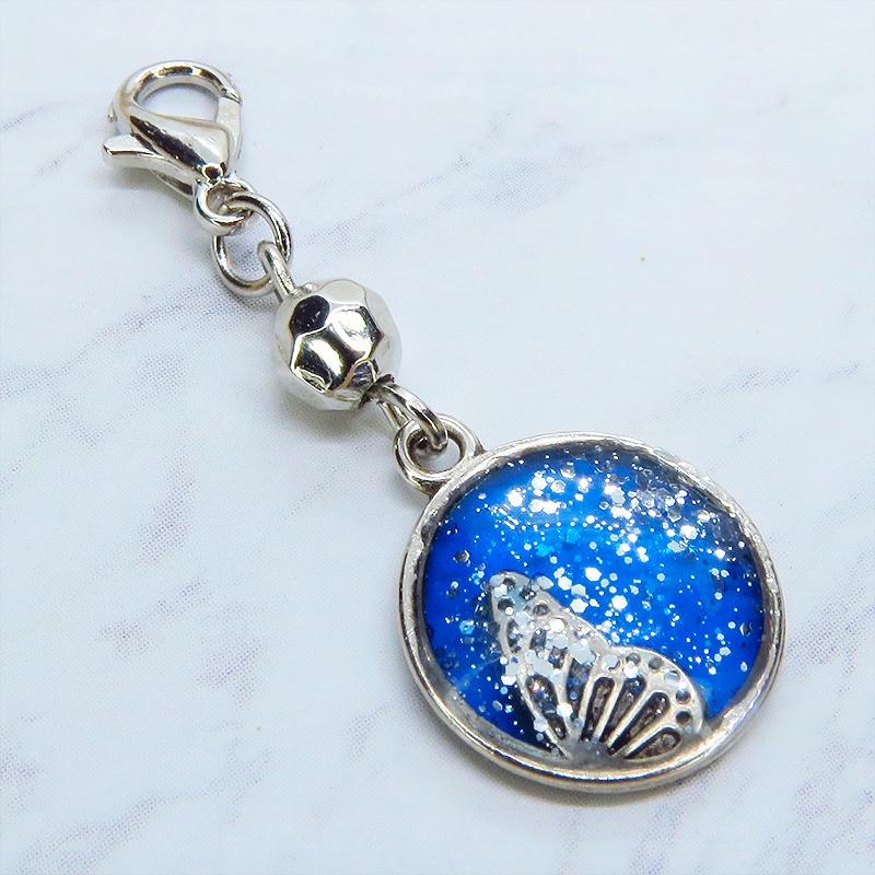 マスク・スマホチャーム ブルーレジンで彩色した蝶の羽と小さな花モチーフのチャーム 金具変更可