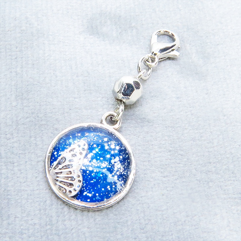 マスク・スマホチャーム ブルーレジンで彩色した蝶の羽と小さな花モチーフのチャーム 金具変更可