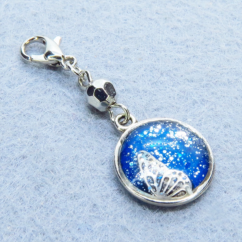 マスク・スマホチャーム ブルーレジンで彩色した蝶の羽と小さな花モチーフのチャーム 金具変更可