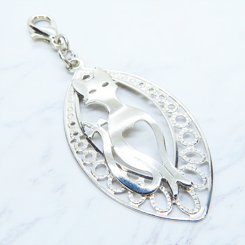 マスク・スマホチャーム シルバーカラー 猫シルエットとアラベスク調透かし模様のティアドロップのオリエンタル風チャーム