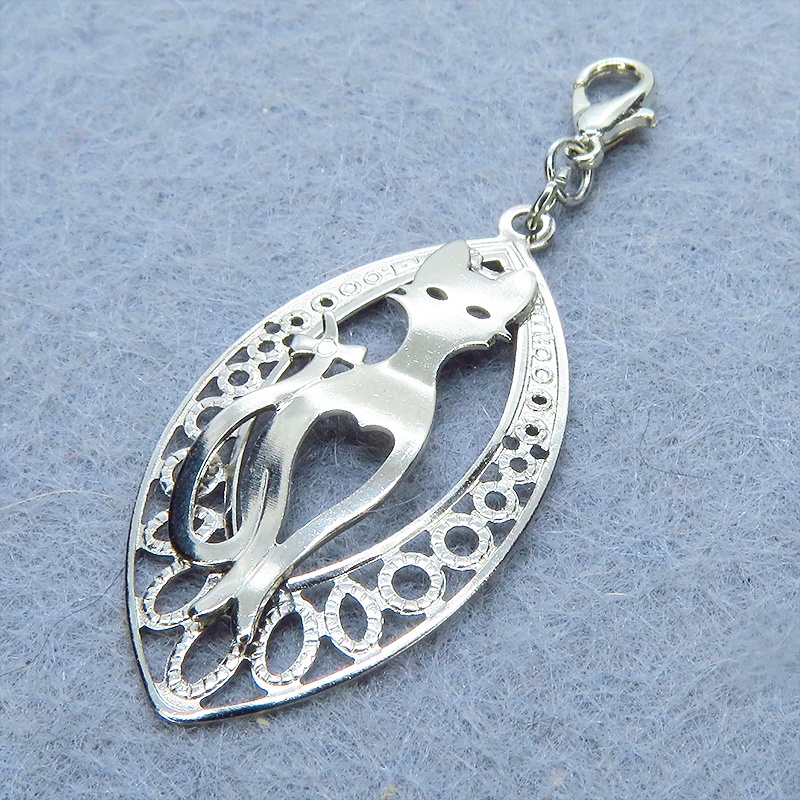 マスク・スマホチャーム シルバーカラー 猫シルエットとアラベスク調透かし模様のティアドロップのオリエンタル風チャーム