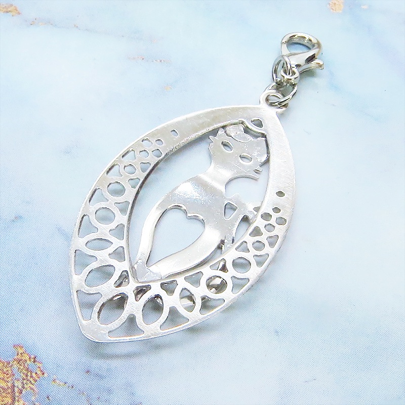 マスク・スマホチャーム シルバーカラー 猫シルエットとアラベスク調透かし模様のティアドロップのオリエンタル風チャーム