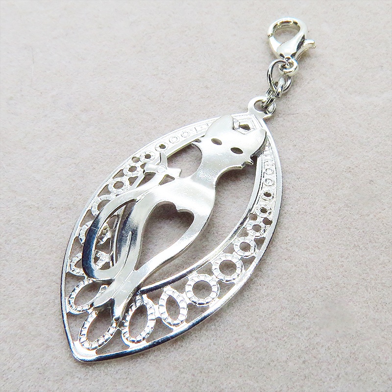 マスク・スマホチャーム シルバーカラー 猫シルエットとアラベスク調透かし模様のティアドロップのオリエンタル風チャーム