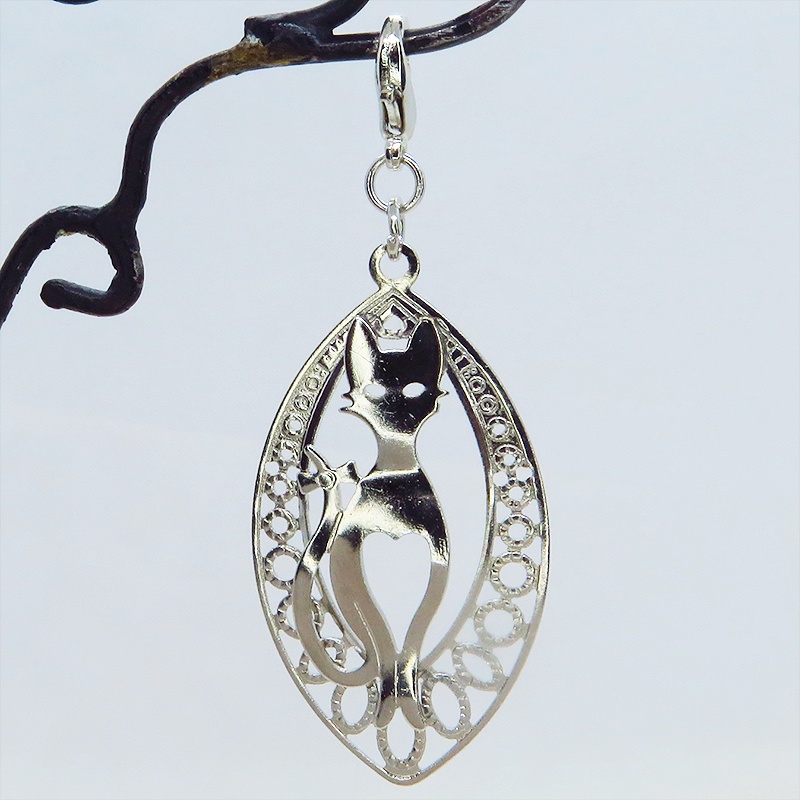 マスク・スマホチャーム シルバーカラー 猫シルエットとアラベスク調透かし模様のティアドロップのオリエンタル風チャーム