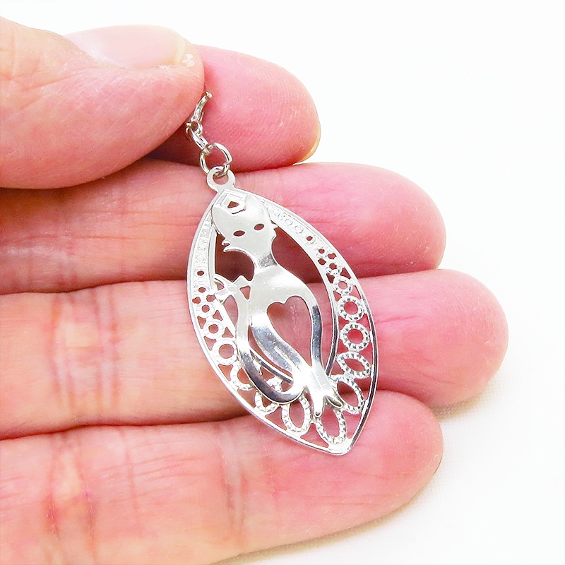 マスク・スマホチャーム シルバーカラー 猫シルエットとアラベスク調透かし模様のティアドロップのオリエンタル風チャーム