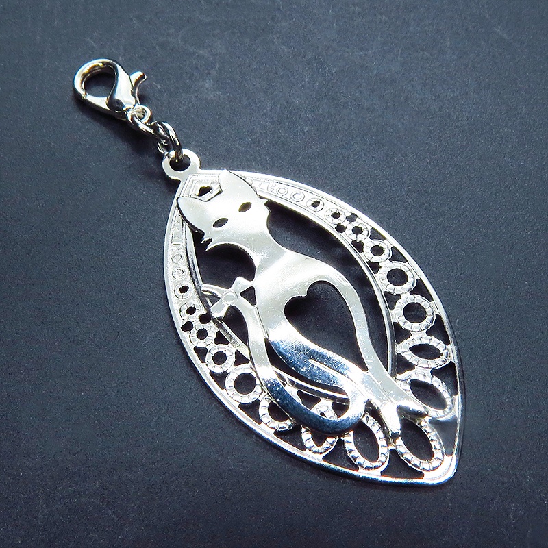 マスク・スマホチャーム シルバーカラー 猫シルエットとアラベスク調透かし模様のティアドロップのオリエンタル風チャーム