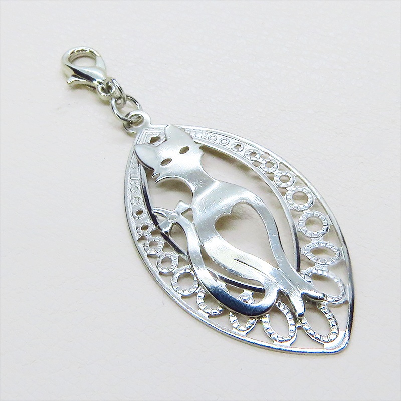 マスク・スマホチャーム シルバーカラー 猫シルエットとアラベスク調透かし模様のティアドロップのオリエンタル風チャーム