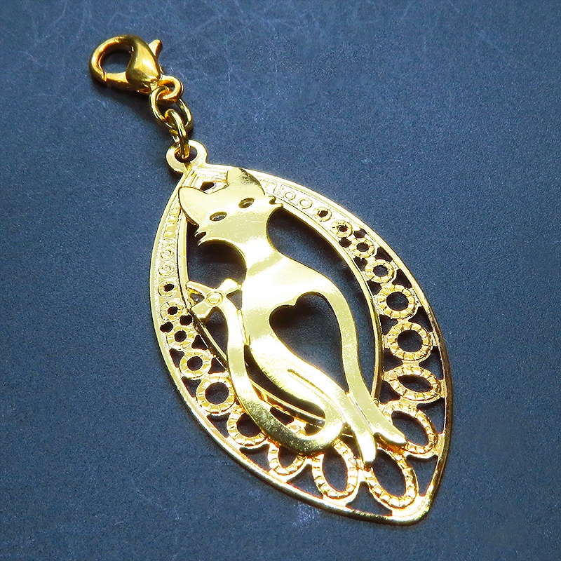 マスク・スマホチャーム ゴールドカラー 猫シルエットとアラベスク調透かし模様のティアドロップのオリエンタル風チャーム