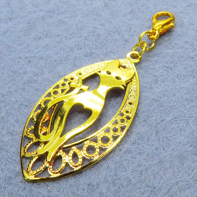 マスク・スマホチャーム ゴールドカラー 猫シルエットとアラベスク調透かし模様のティアドロップのオリエンタル風チャーム