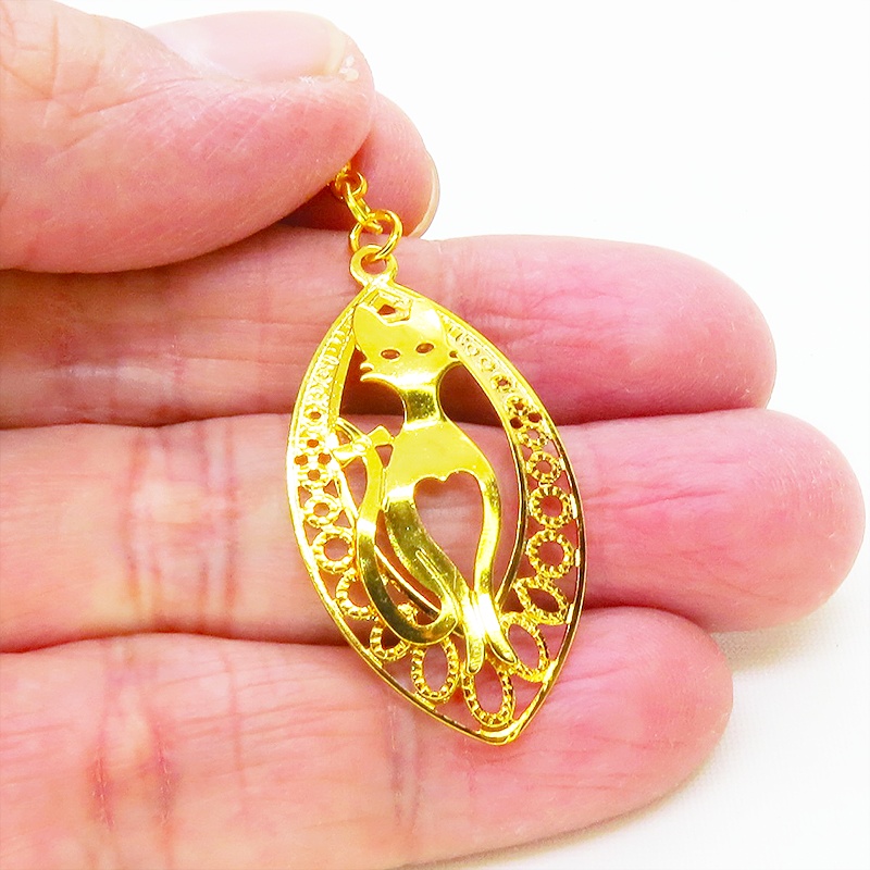 マスク・スマホチャーム ゴールドカラー 猫シルエットとアラベスク調透かし模様のティアドロップのオリエンタル風チャーム