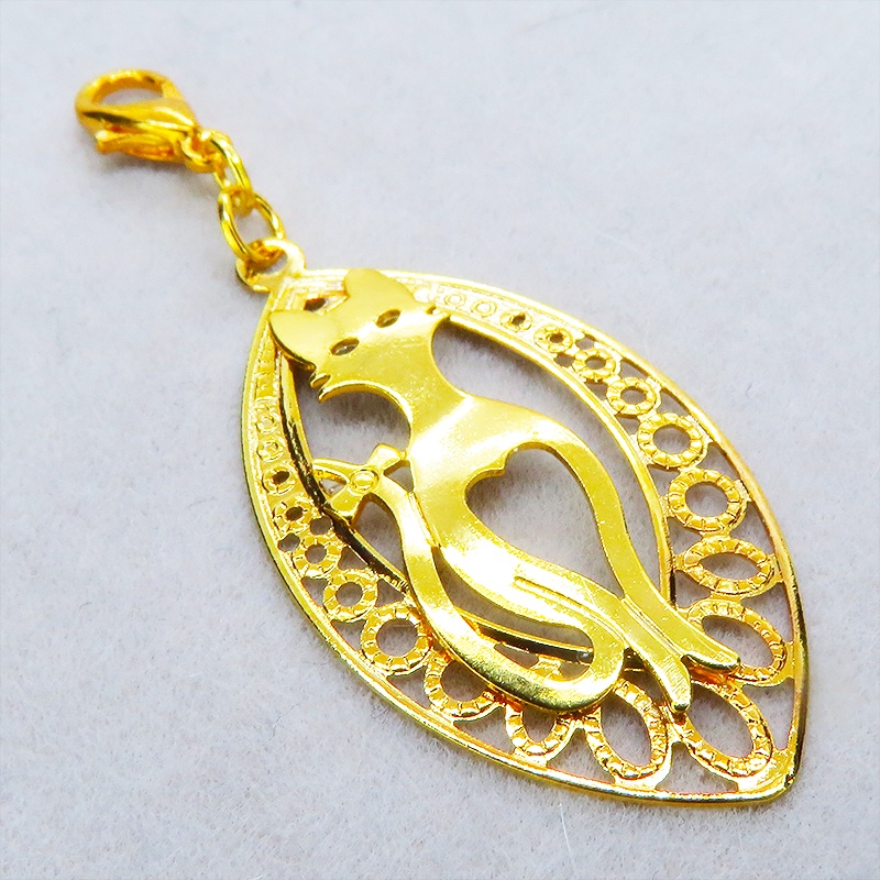 マスク・スマホチャーム ゴールドカラー 猫シルエットとアラベスク調透かし模様のティアドロップのオリエンタル風チャーム