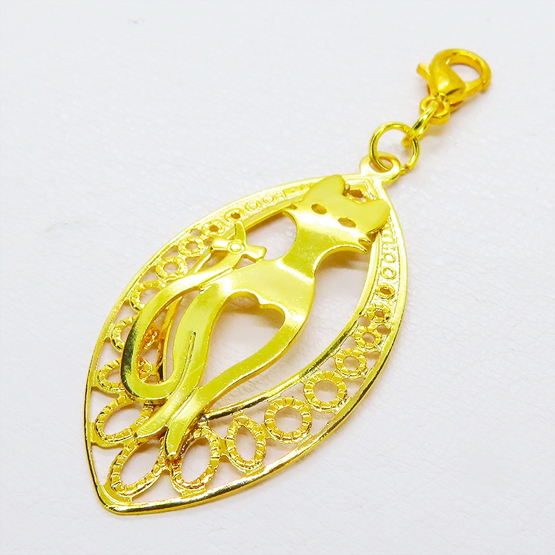 マスク・スマホチャーム ゴールドカラー 猫シルエットとアラベスク調透かし模様のティアドロップのオリエンタル風チャーム