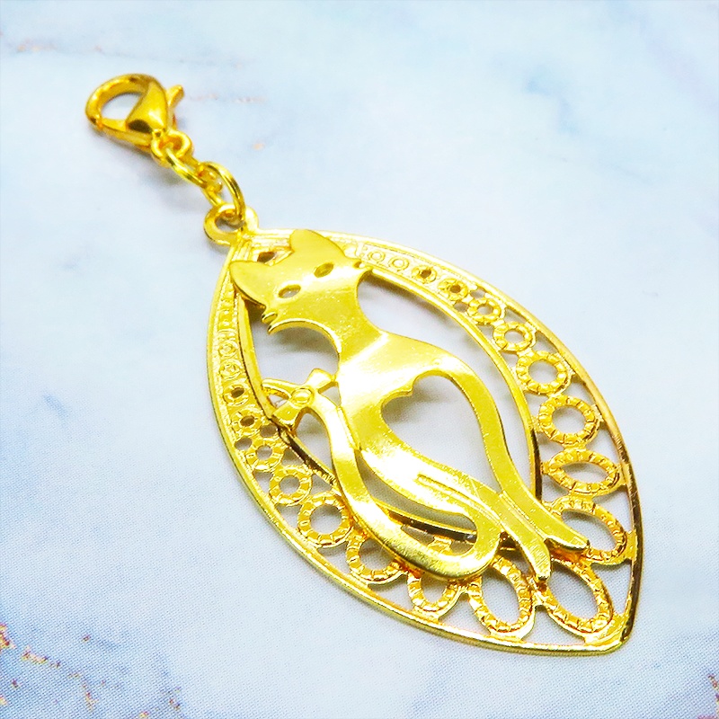 マスク・スマホチャーム ゴールドカラー 猫シルエットとアラベスク調透かし模様のティアドロップのオリエンタル風チャーム