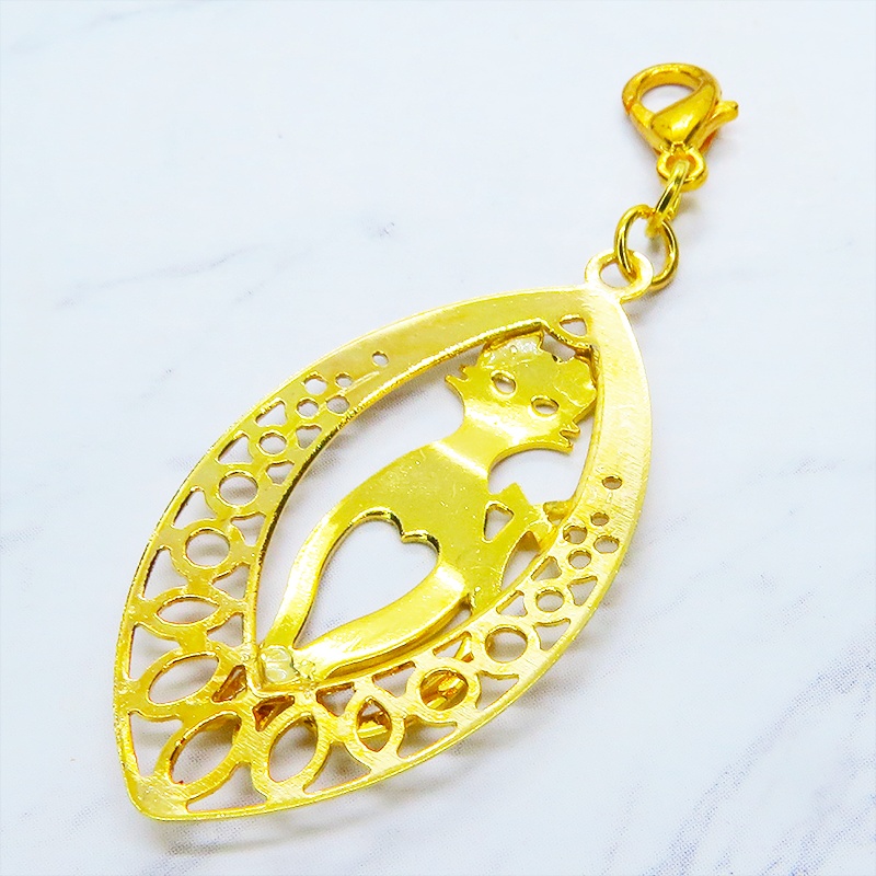 マスク・スマホチャーム ゴールドカラー 猫シルエットとアラベスク調透かし模様のティアドロップのオリエンタル風チャーム