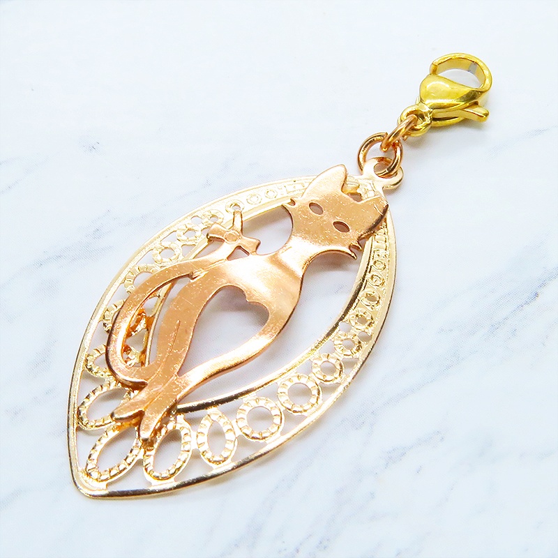 マスク・スマホチャーム マットゴールド 猫シルエットとアラベスク調透かし模様のティアドロップのオリエンタル風チャーム