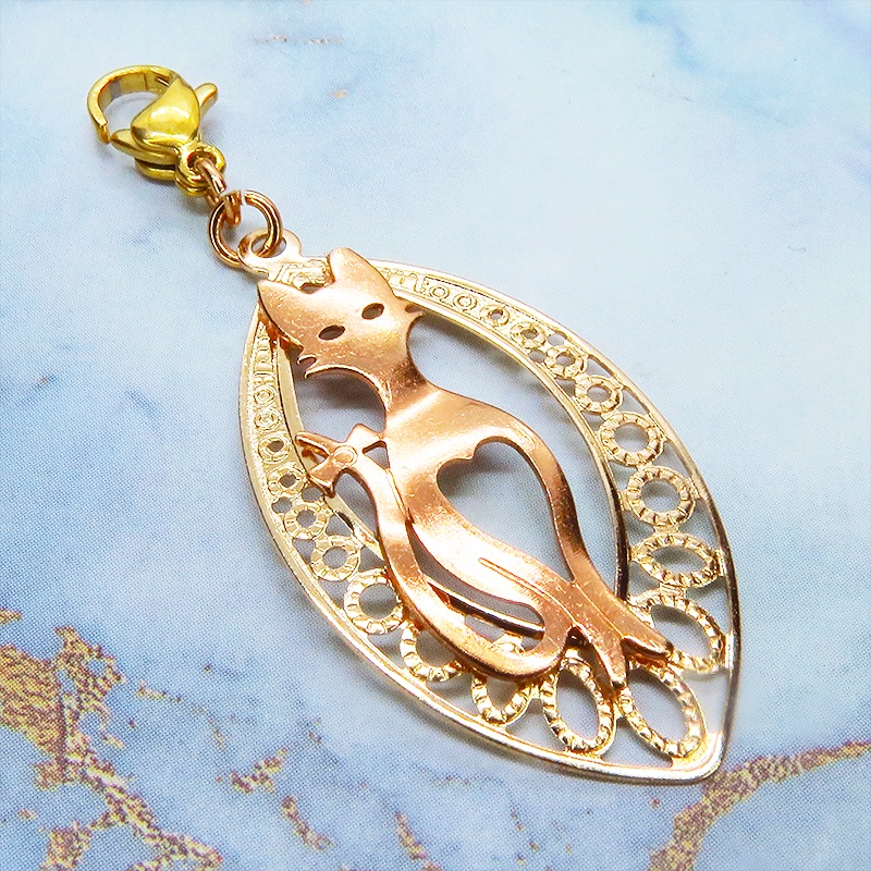 マスク・スマホチャーム マットゴールド 猫シルエットとアラベスク調透かし模様のティアドロップのオリエンタル風チャーム