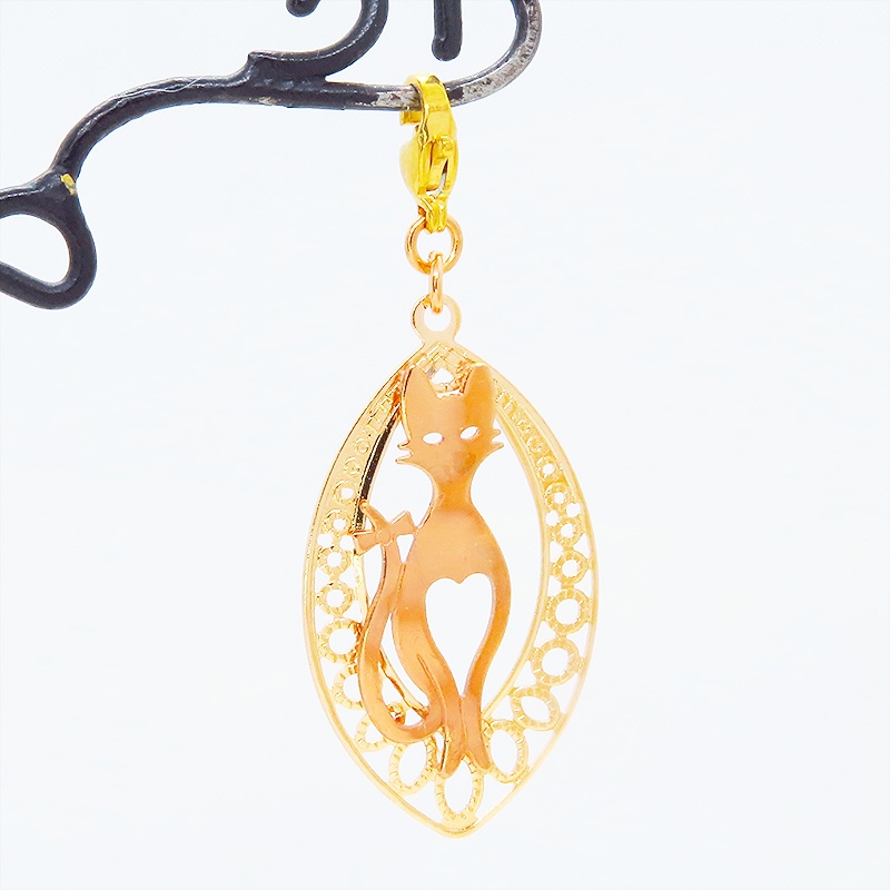 マスク・スマホチャーム マットゴールド 猫シルエットとアラベスク調透かし模様のティアドロップのオリエンタル風チャーム