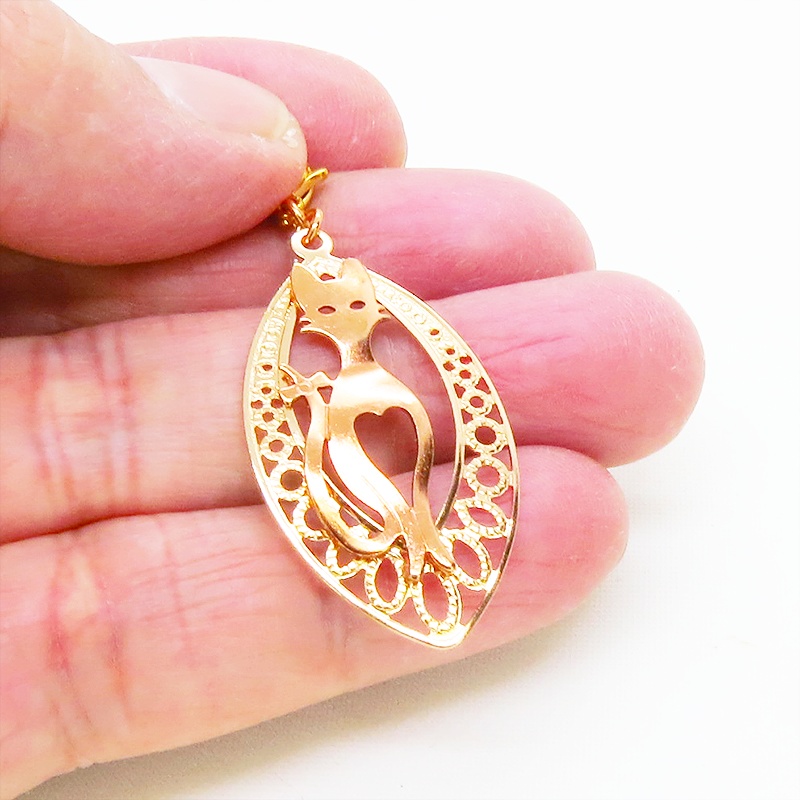 マスク・スマホチャーム マットゴールド 猫シルエットとアラベスク調透かし模様のティアドロップのオリエンタル風チャーム