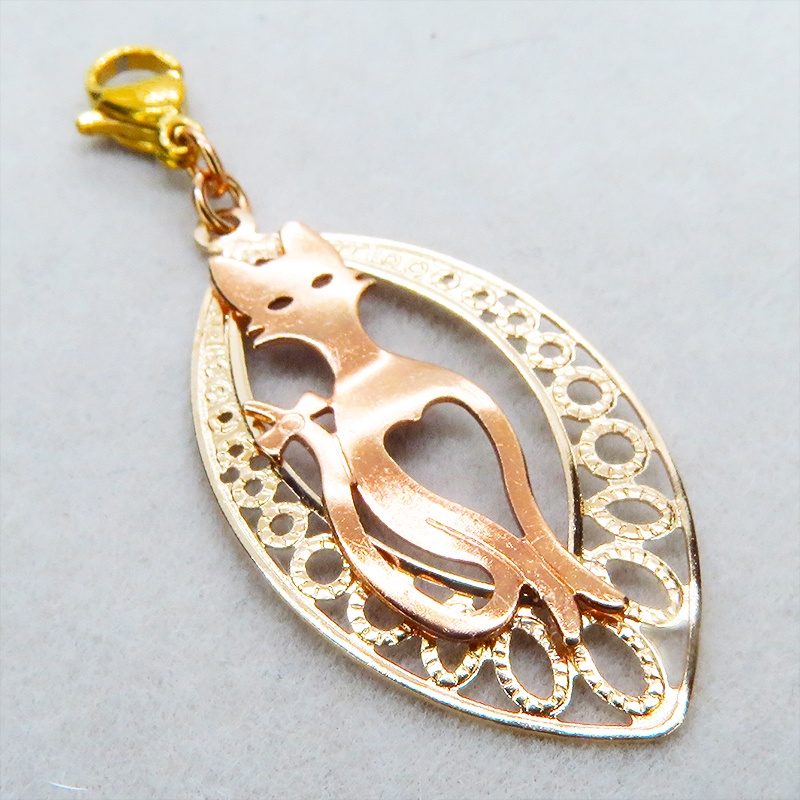 マスク・スマホチャーム マットゴールド 猫シルエットとアラベスク調透かし模様のティアドロップのオリエンタル風チャーム